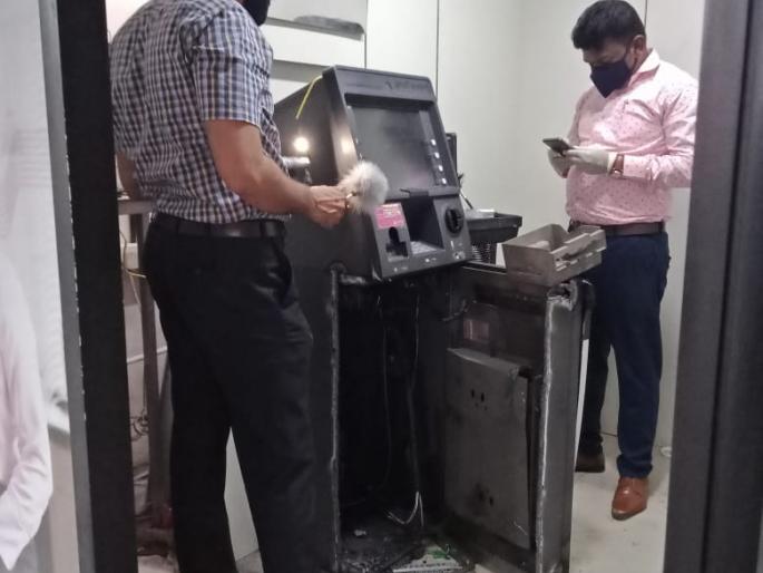 Sinnar was robbed of Rs 23 lakh by breaking into an ATM | सिन्नरला एटीएम फोडून सुमारे २३ लाख लांबविले Sinnar was robbed of Rs 23 lakh by breaking into an ATM | सिन्नरला एटीएम फोडून सुमारे २३ लाख लांबविले