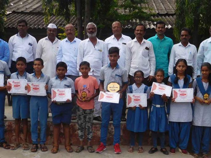 Distribution of prizes for the 'Build a fort' contest at Thangaon | ठाणगाव येथे ‘किल्ले बनवा’ स्पर्धेचे बक्षीस वितरण Distribution of prizes for the 'Build a fort' contest at Thangaon | ठाणगाव येथे ‘किल्ले बनवा’ स्पर्धेचे बक्षीस वितरण