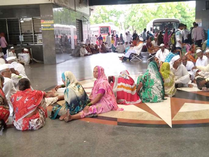 Junior crowd for ST smart card | एसटीच्या स्मार्ट कार्डसाठी जेष्ठांची गर्दी Junior crowd for ST smart card | एसटीच्या स्मार्ट कार्डसाठी जेष्ठांची गर्दी