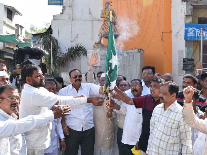 BJP denies Sinnar for burning in Jharkhand | पाकीस्तानचा झेंडा जाळून सिन्नरला भाजपाकडून निषेध BJP denies Sinnar for burning in Jharkhand | पाकीस्तानचा झेंडा जाळून सिन्नरला भाजपाकडून निषेध