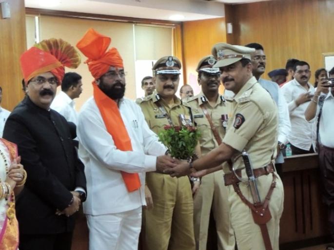 Hathote received President medal for outstanding performance in Police and Bhanushali awarded the Home Department Medal of Excellent Investigation | उल्लेखनीय कामगिरीबद्दल हातोटे यांना राष्ट्रपतींचे तर भानुशाली यांना उत्कृष्ठ अन्वेषणाचे गृहविभागाचे पदक Hathote received President medal for outstanding performance in Police and Bhanushali awarded the Home Department Medal of Excellent Investigation | उल्लेखनीय कामगिरीबद्दल हातोटे यांना राष्ट्रपतींचे तर भानुशाली यांना उत्कृष्ठ अन्वेषणाचे गृहविभागाचे पदक