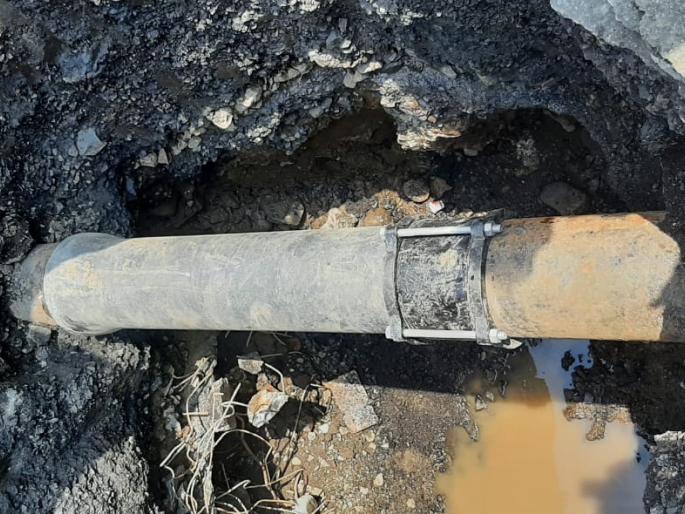A ten-inch aqueduct ruptured in Thane after being hit by a Pokलेmon | ठाण्यात पोकलेनच्या धक्क्याने दहा इंचाची जलवाहिनी फुटली A ten-inch aqueduct ruptured in Thane after being hit by a Pokलेmon | ठाण्यात पोकलेनच्या धक्क्याने दहा इंचाची जलवाहिनी फुटली
