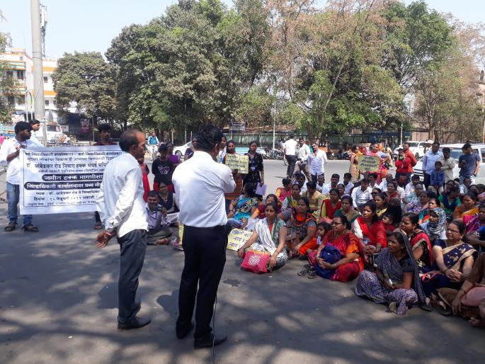 For the rehabilitation of the residents of Ushalasar, | उथळसर येथील रहिवाशांचे पुनर्वसनासाठी जिल्हाधिकारी कार्यालयासोमर धरणो आंदोलन