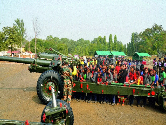 Future generations take inspiration from the military | भावीपिढीने घेतली सैन्य दलाची प्रेरणा Future generations take inspiration from the military | भावीपिढीने घेतली सैन्य दलाची प्रेरणा