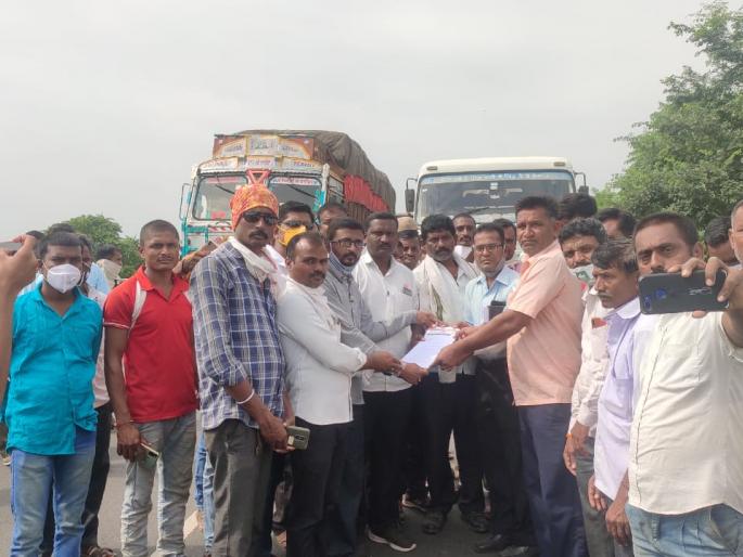 Block the way of farmers in Umrane | उमराणेत शेतकऱ्यांचा रास्ता रोको Block the way of farmers in Umrane | उमराणेत शेतकऱ्यांचा रास्ता रोको