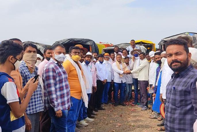 The extra money from the sale was honestly returned | मालविक्रीतून आलेले जादाचे पैसे प्रामाणिकपणे केले परत