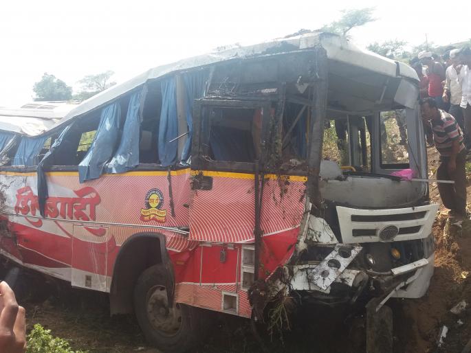 Accident of Shivsahi and Tanker near Vinchur | विंचूरजवळ शिवशाही व टॅँकरला अपघात Accident of Shivsahi and Tanker near Vinchur | विंचूरजवळ शिवशाही व टॅँकरला अपघात