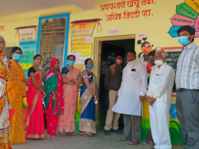 Huge enthusiasm of voters for Gram Panchayats | ग्रामपंचायतींसाठी मतदारांचा प्रचंड उत्साह Huge enthusiasm of voters for Gram Panchayats | ग्रामपंचायतींसाठी मतदारांचा प्रचंड उत्साह