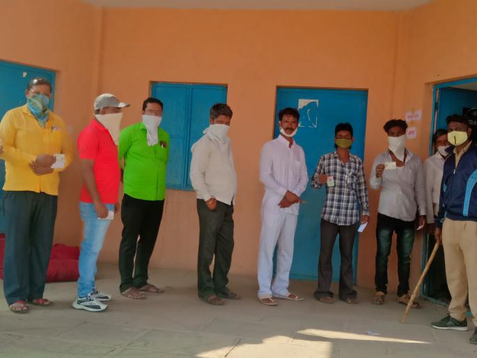 Voters fell out of the house without fearing Corona | कोरोनाला न घाबरता मतदार पडले घराबाहेर Voters fell out of the house without fearing Corona | कोरोनाला न घाबरता मतदार पडले घराबाहेर