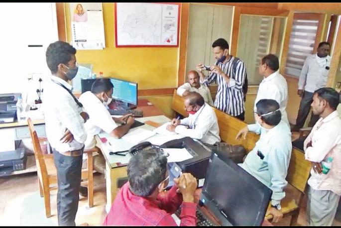 Washim Collector's office for confiscation | ...अन् चक्क वाशिम जिल्हाधिकारी कार्यालयच निघाले जप्तीला Washim Collector's office for confiscation | ...अन् चक्क वाशिम जिल्हाधिकारी कार्यालयच निघाले जप्तीला