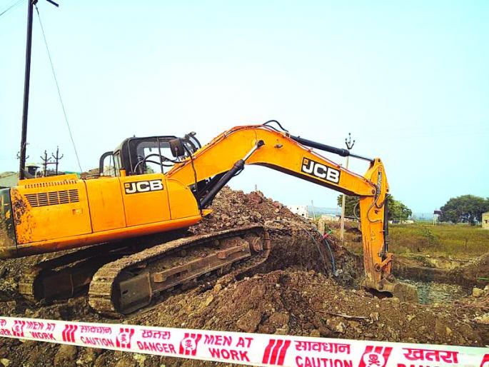 Telephone, Internet service collapsed due to cable breaks in road excavation | रस्ता खोदकामात केबल तुटल्याने दूरध्वनी, इंटरनेट सेवा कोलमडली Telephone, Internet service collapsed due to cable breaks in road excavation | रस्ता खोदकामात केबल तुटल्याने दूरध्वनी, इंटरनेट सेवा कोलमडली