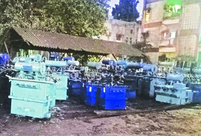 New Transformer not available even after 10 days; The farmers were annoyed | नवे रोहित्र १० दिवसानंतरही मिळेना; शेतकरी वैतागले New Transformer not available even after 10 days; The farmers were annoyed | नवे रोहित्र १० दिवसानंतरही मिळेना; शेतकरी वैतागले