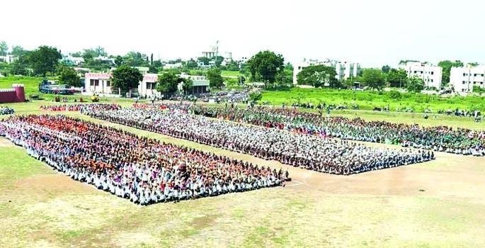 Election Commission's Illustration From Human Chains! | मानवी साखळीतून साकारले निवडणूक आयोगाचे बोधचिन्ह! Election Commission's Illustration From Human Chains! | मानवी साखळीतून साकारले निवडणूक आयोगाचे बोधचिन्ह!