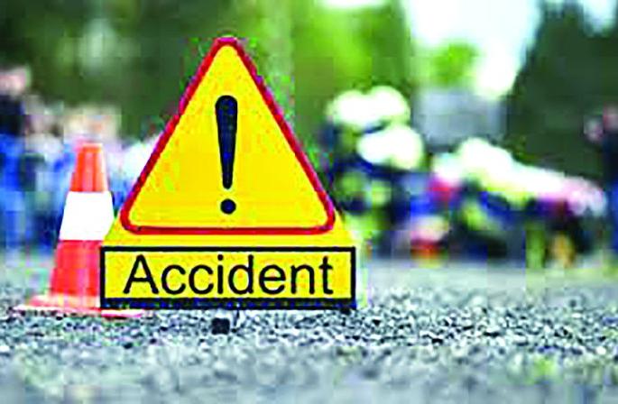 One killed in a truck, ST, bike accident; Two serious | ट्रक, एसटी, दुचाकीच्या अपघातात एक ठार; दोन गंभीर One killed in a truck, ST, bike accident; Two serious | ट्रक, एसटी, दुचाकीच्या अपघातात एक ठार; दोन गंभीर