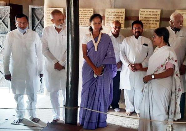 Energy from Sevagram Ashram is the greatest blessing | सेवाग्राम आश्रमातून मिळणारी ऊर्जा सर्वात मोठा आशीर्वाद Energy from Sevagram Ashram is the greatest blessing | सेवाग्राम आश्रमातून मिळणारी ऊर्जा सर्वात मोठा आशीर्वाद