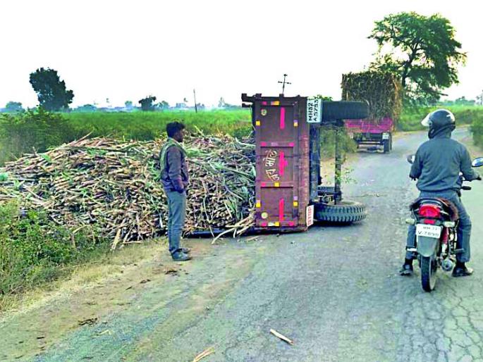 The potholes on the Hamdapur road increase by accident | हमदापूर मार्गावरील खड्ड्यांनी अपघातात वाढ The potholes on the Hamdapur road increase by accident | हमदापूर मार्गावरील खड्ड्यांनी अपघातात वाढ