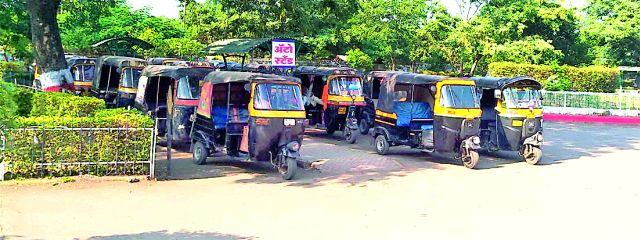 The arbitrariness of the operators at Sevagram railway station | सेवाग्राम रेल्वे स्थानकावर आॅटोचालकांची मनमानी The arbitrariness of the operators at Sevagram railway station | सेवाग्राम रेल्वे स्थानकावर आॅटोचालकांची मनमानी