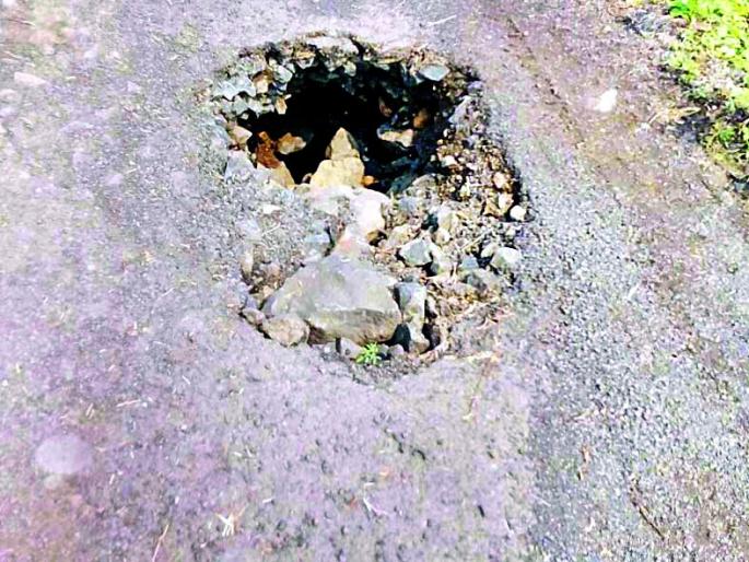 Khaddaraj on Mandgaon-Borgaon road | मांडगाव-बोरगाव रस्त्यावर खड्डाराज Khaddaraj on Mandgaon-Borgaon road | मांडगाव-बोरगाव रस्त्यावर खड्डाराज