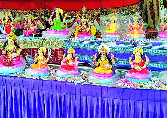 Mahalaxmi is delighted at the idols of this year's Diwali | यंदाच्या दिवाळीत महालक्ष्मी मूर्तीकारांवर प्रसन्न Mahalaxmi is delighted at the idols of this year's Diwali | यंदाच्या दिवाळीत महालक्ष्मी मूर्तीकारांवर प्रसन्न