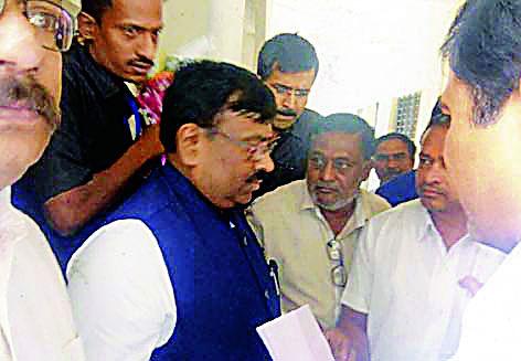 Optional space demand from bus station professionals | बसस्थानकातील व्यावसायिकांकडून पर्यायी जागेची मागणी Optional space demand from bus station professionals | बसस्थानकातील व्यावसायिकांकडून पर्यायी जागेची मागणी