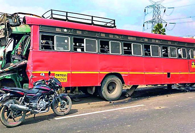 Twelve passengers were injured in a bus crash | बसच्या तिहेरी अपघातात १२ प्रवासी जखमी