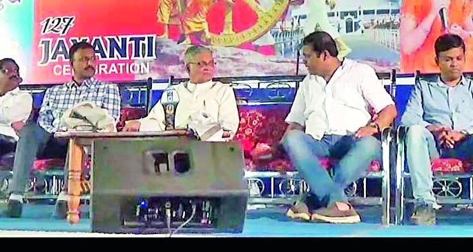 The doctor, like Babasaheb, | बाबासाहेबांसारखी चिकित्सक वृत्ती अंगिकारावी