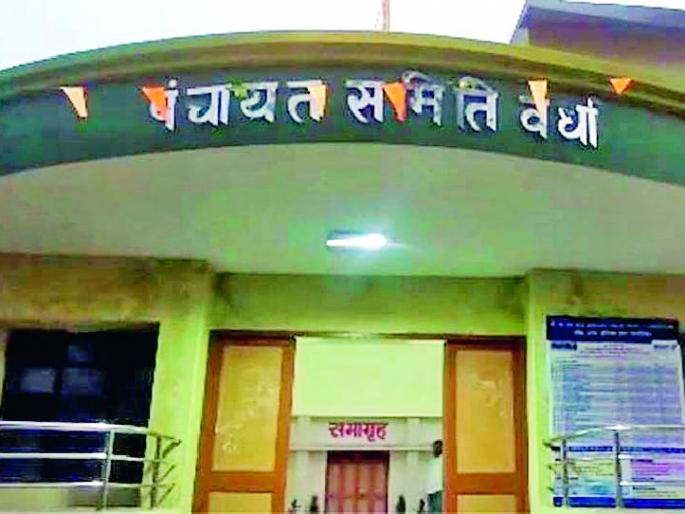 Officer's Dandi Officer Offensive | अधिकाऱ्यांची दांडी पदाधिकारी आक्रमक Officer's Dandi Officer Offensive | अधिकाऱ्यांची दांडी पदाधिकारी आक्रमक