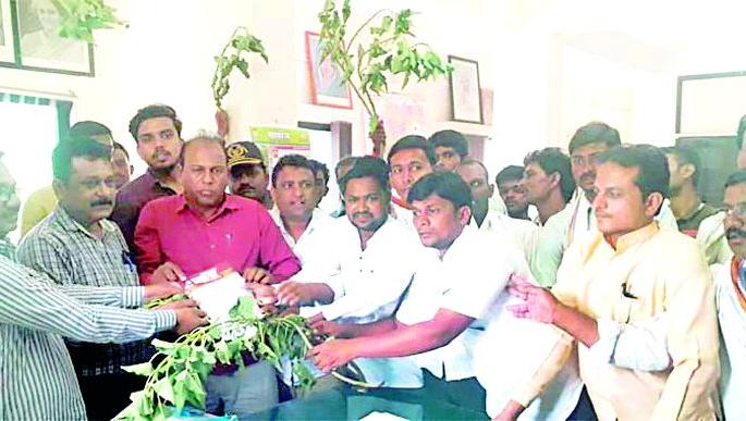 The prohibition reported by the bishragram | बेशरमचे झाड देऊन नोंदविला निषेध