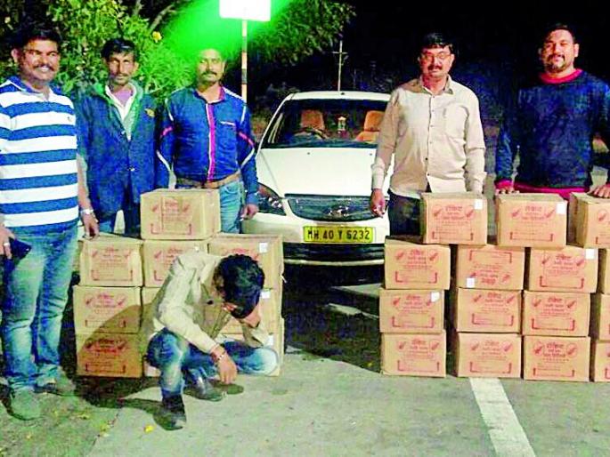 4.80 lakhs of liquor seized with vehicle | वाहनासह ४.८० लाखांचा दारूसाठा जप्त 4.80 lakhs of liquor seized with vehicle | वाहनासह ४.८० लाखांचा दारूसाठा जप्त