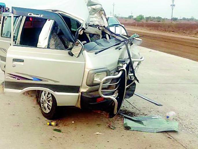 Five seriously injured in car crash | कार अपघातात पाच गंभीर Five seriously injured in car crash | कार अपघातात पाच गंभीर