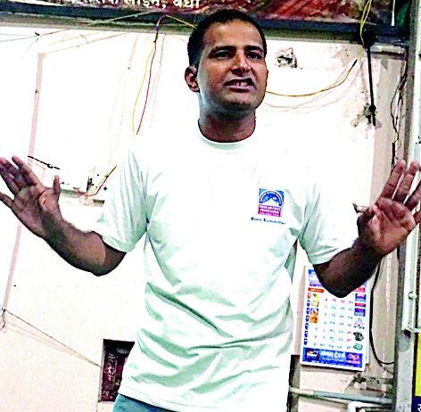 Weighing 40 thousand kg on the back and minus 8 degree temperature ... | पाठीवर ४० हजार किलो वजन अन् उणे ८ अंश तापमान... Weighing 40 thousand kg on the back and minus 8 degree temperature ... | पाठीवर ४० हजार किलो वजन अन् उणे ८ अंश तापमान...