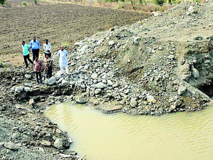 Water damage damages millions of corporations | जलवाहिनी फोडली पालिकेचे लाखोंचे नुकसान Water damage damages millions of corporations | जलवाहिनी फोडली पालिकेचे लाखोंचे नुकसान