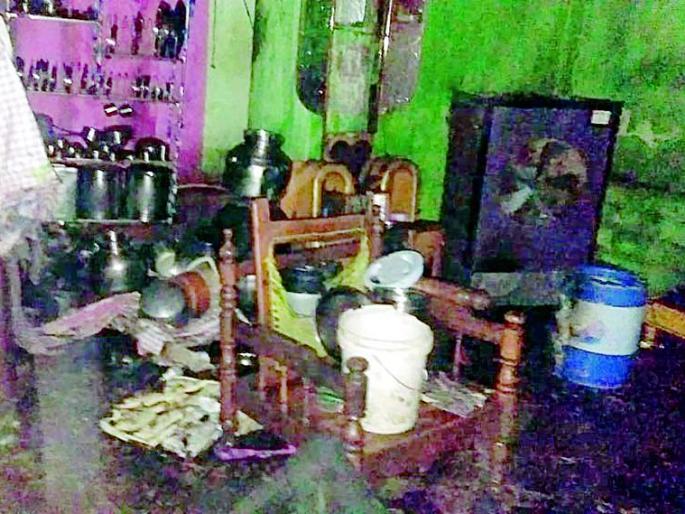 House fire; Loss of Savvadon Lakhs | घराला आग; सव्वादोन लाखांचे नुकसान House fire; Loss of Savvadon Lakhs | घराला आग; सव्वादोन लाखांचे नुकसान