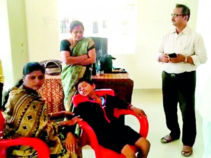 The school bus stopped and hit the child | स्कूलबस थांबवून चिमुकल्याला मारहाण The school bus stopped and hit the child | स्कूलबस थांबवून चिमुकल्याला मारहाण