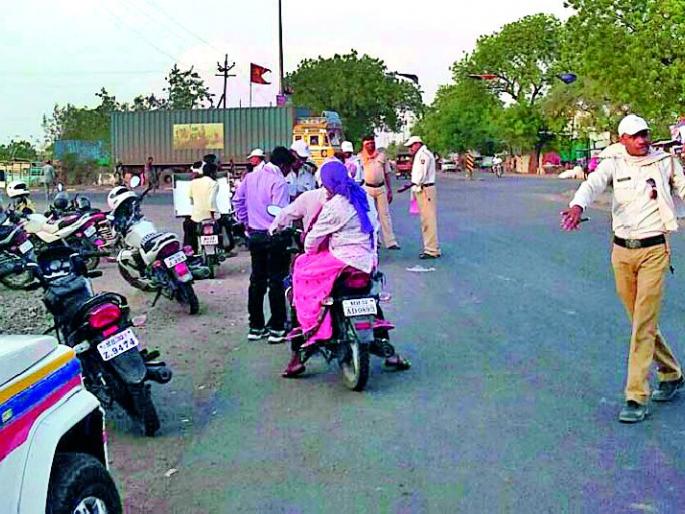 41.31 lakh penalty for 13,456 drivers | १३,४५६ वाहन चालकांना ४१.३१ लाखांचा दंड 41.31 lakh penalty for 13,456 drivers | १३,४५६ वाहन चालकांना ४१.३१ लाखांचा दंड