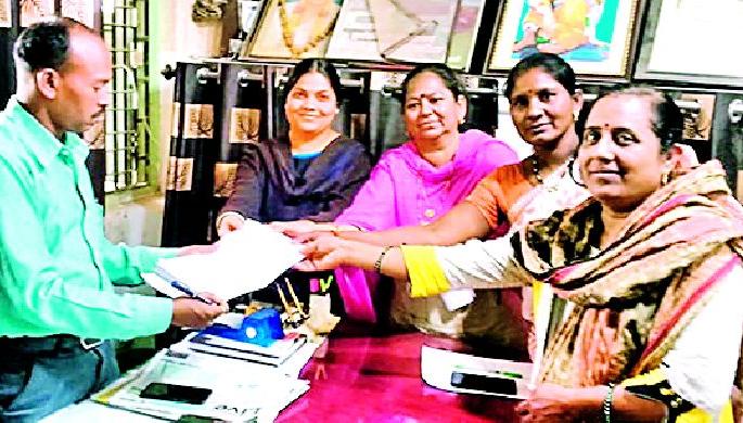 Women ST carrier uniforms problem | महिला एसटी वाहकांचा गणवेश अडचणीचा