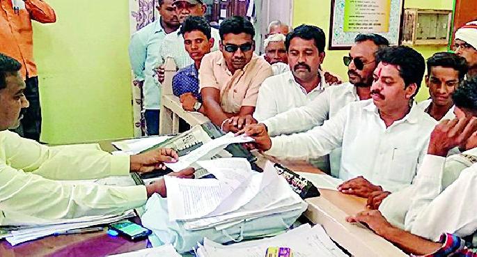 Destruction of field due to tower construction | टॉवर उभारणीमुळे शेताची नासाडी Destruction of field due to tower construction | टॉवर उभारणीमुळे शेताची नासाडी