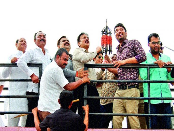 Guardian minister kite flying in Yeola | येवल्यात पालकमंत्र्यांची पतंगबाजी Guardian minister kite flying in Yeola | येवल्यात पालकमंत्र्यांची पतंगबाजी