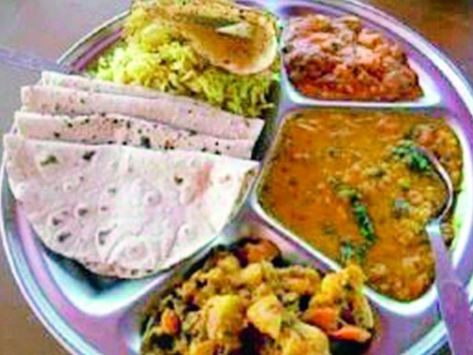‘Lockdown’ caused employment; Now 'Shiva Bhojan' plate will give bread to the poor and homeless! | ‘लाॅकडाऊन’मुळे रोजगार गेला; आता गरिबांना व बेघरांना रोटी देणार ‘शिवभोजन’ थाळी! ‘Lockdown’ caused employment; Now 'Shiva Bhojan' plate will give bread to the poor and homeless! | ‘लाॅकडाऊन’मुळे रोजगार गेला; आता गरिबांना व बेघरांना रोटी देणार ‘शिवभोजन’ थाळी!
