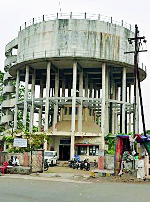 From MIDC to Dardanagar pipeline | एमआयडीसी ते दर्डानगर पाईपलाईन भंगारात