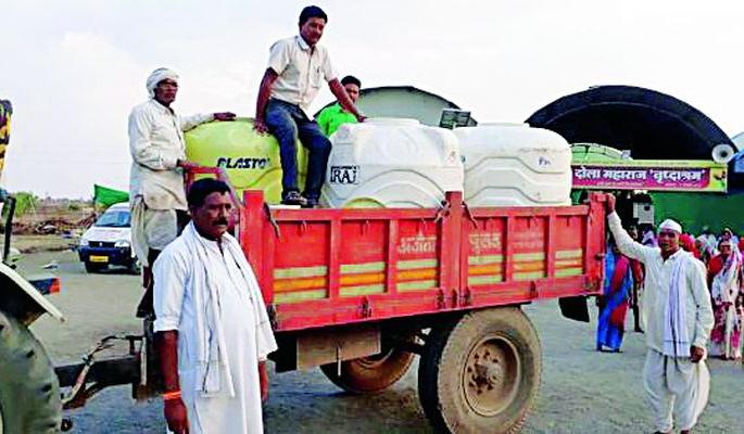 Over the course of the summer, the population of 108 unforeseen aged births | भर उन्हाळ्यात १०८ निराधार वृद्धांची पाण्यासाठी वणवण Over the course of the summer, the population of 108 unforeseen aged births | भर उन्हाळ्यात १०८ निराधार वृद्धांची पाण्यासाठी वणवण