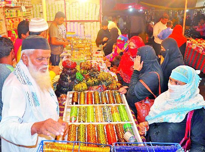 The crowd in the market of Ramadan | रमजानच्या पर्वावर बाजारपेठेत गर्दी The crowd in the market of Ramadan | रमजानच्या पर्वावर बाजारपेठेत गर्दी