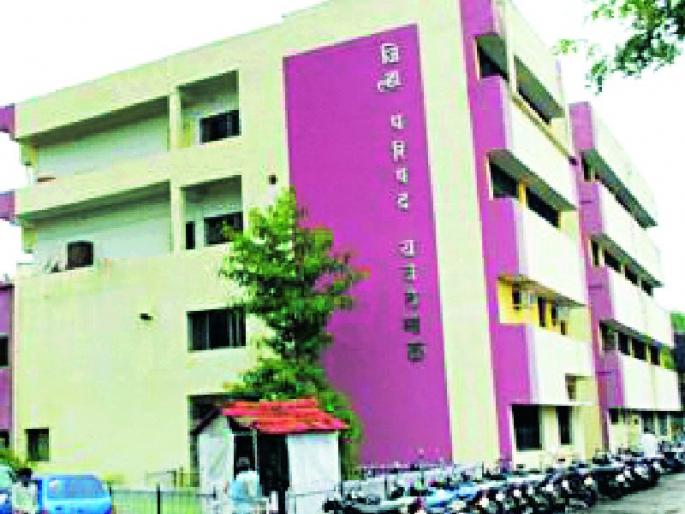 The office bearers finished | पदाधिकाऱ्यांचा वचक संपला The office bearers finished | पदाधिकाऱ्यांचा वचक संपला