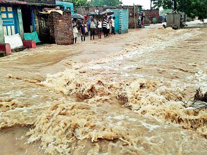 Mahagaon Kasab hit 200 houses | महागाव कसबात २०० घरांना तडाखा Mahagaon Kasab hit 200 houses | महागाव कसबात २०० घरांना तडाखा