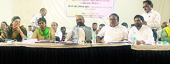 Review of agriculture, electricity and irrigation in rural areas | पांढरकवडात कृषी, वीज व सिंचनाचा आढावा Review of agriculture, electricity and irrigation in rural areas | पांढरकवडात कृषी, वीज व सिंचनाचा आढावा