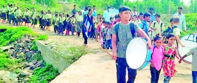 Students of the Teacher's School | शिक्षकासाठी विद्यार्थ्यांचा रास्तारोको
