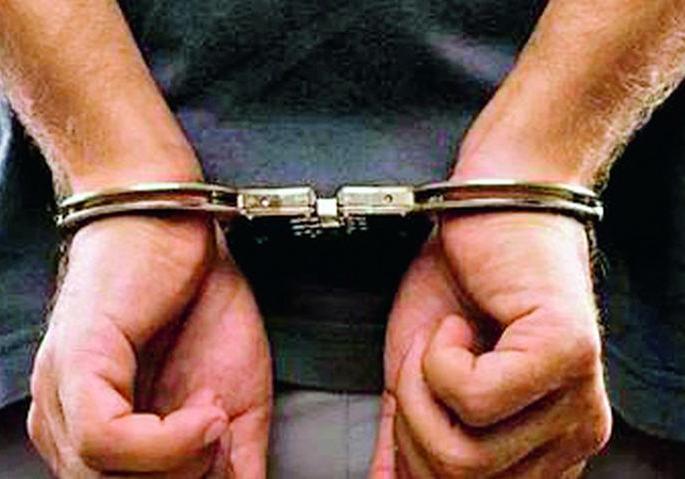 Illegal sale of liquor from home to dignitaries in the city | शहरातील प्रतिष्ठितांना घरुनच करायचा अवैध दारूविक्री Illegal sale of liquor from home to dignitaries in the city | शहरातील प्रतिष्ठितांना घरुनच करायचा अवैध दारूविक्री