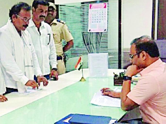 If the bridge is complete, stop the traffic | पूल पूर्ण झाला, तरी वाहतूक बंद If the bridge is complete, stop the traffic | पूल पूर्ण झाला, तरी वाहतूक बंद