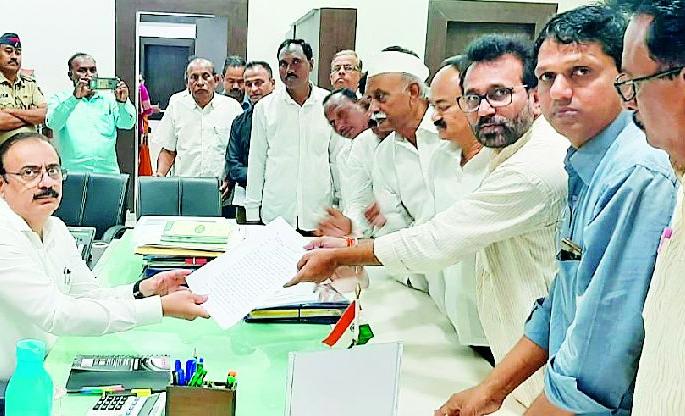Left to break agricultural income market societies | कृषी उत्पन्न बाजार समित्या मोडीत काढण्याचा डाव Left to break agricultural income market societies | कृषी उत्पन्न बाजार समित्या मोडीत काढण्याचा डाव