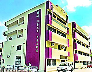 Begging to pay extra charges | अतिरिक्त प्रभार देण्यावरून घमासान Begging to pay extra charges | अतिरिक्त प्रभार देण्यावरून घमासान